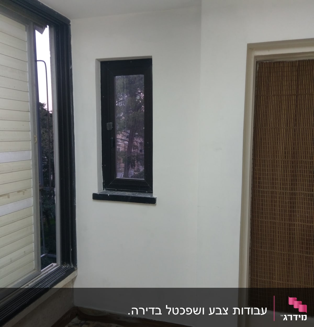 קיר צבוע בלבן עם חלון קטן